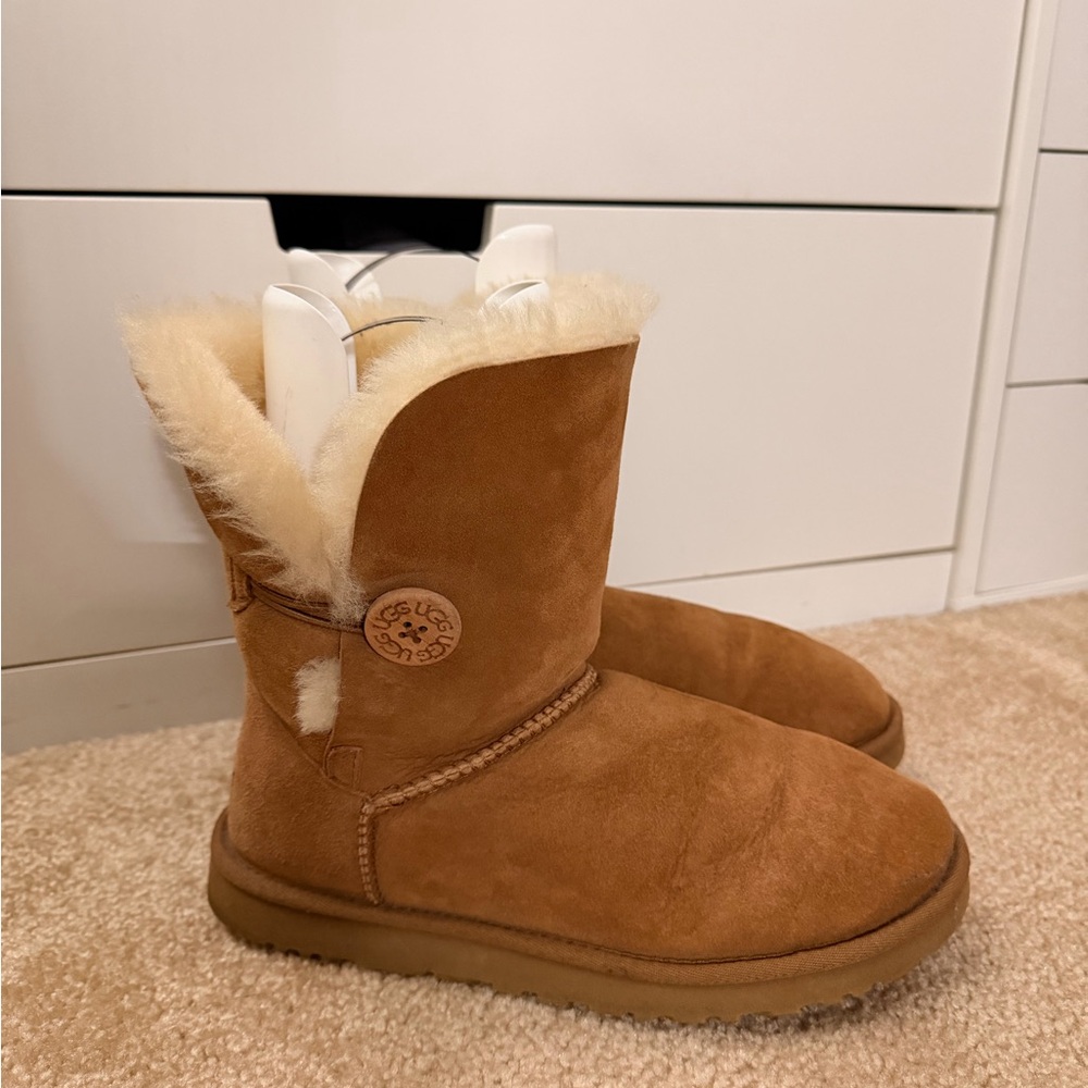 Ugg Bailey Button Chestnut